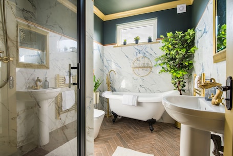 Apartment | Bathroom. Luxury Versace 2 Bed, Hot Tub, Pool Table, Sky Tv