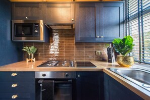 Appartement | Cuisine privée | Réfrigérateur, micro-ondes, four, plaque de cuisson