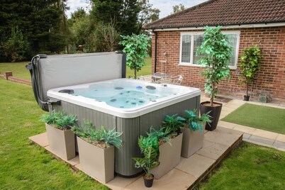 Deluxe 1 Bed Versace Hottub Skytv