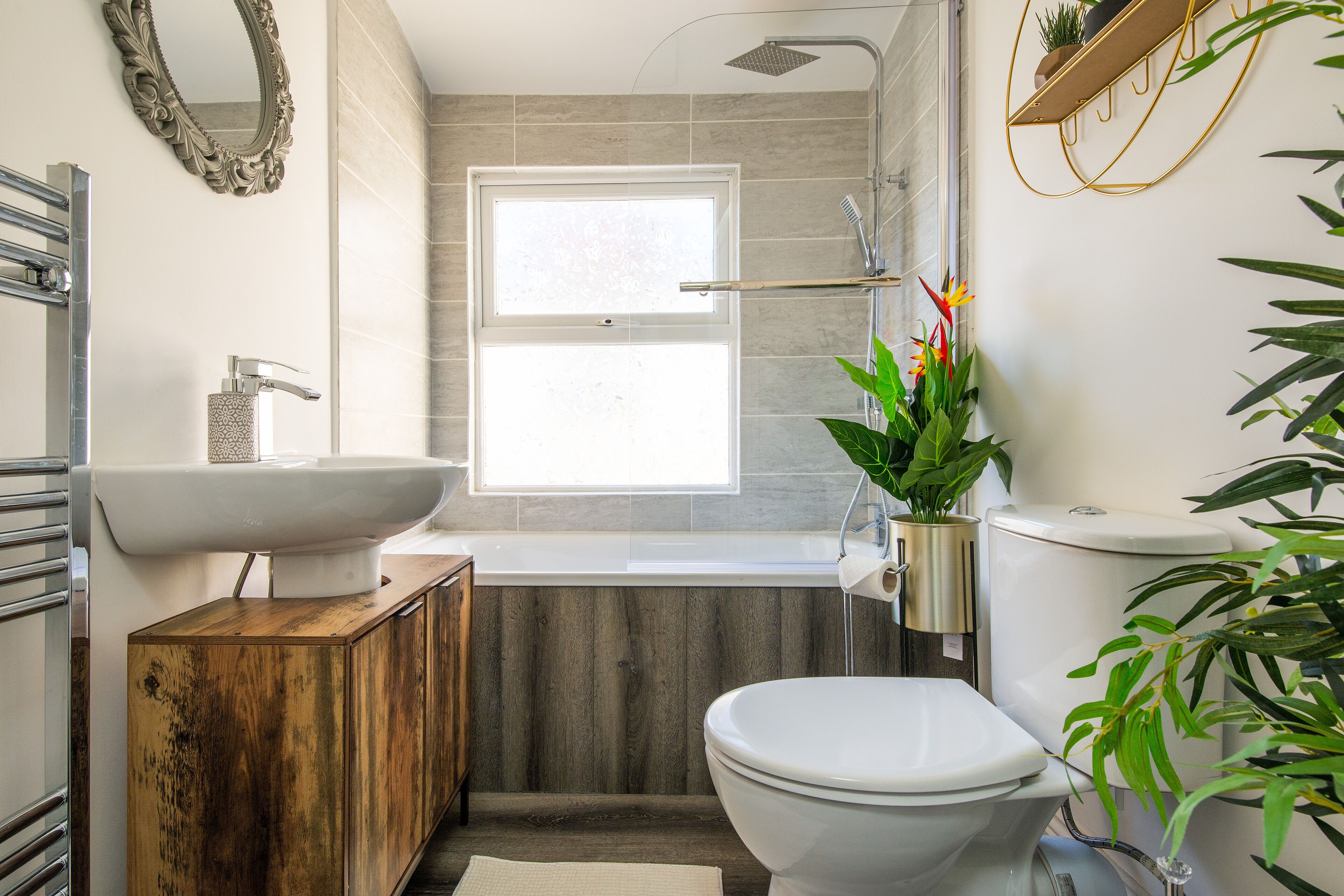 House | Bathroom | Combined shower/tub, deep soaking tub, free toiletries, hair dryer