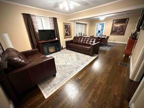 Téléviseur connecté, foyer, lecteur de DVD, sélection de musique