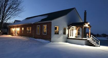 Spacious 12-bedroom 10-Bath Cedar accented lodge in Picturesque Macon Missouri