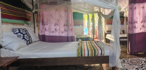 浪漫四人房, 1 間臥室, 私人浴室 | 書桌、熨斗/熨 衫板