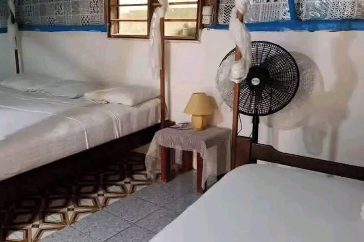 Escrivaninha, ferros/tábuas de passar roupa