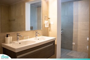 Dusche, Haartrockner, Handtücher, Seife