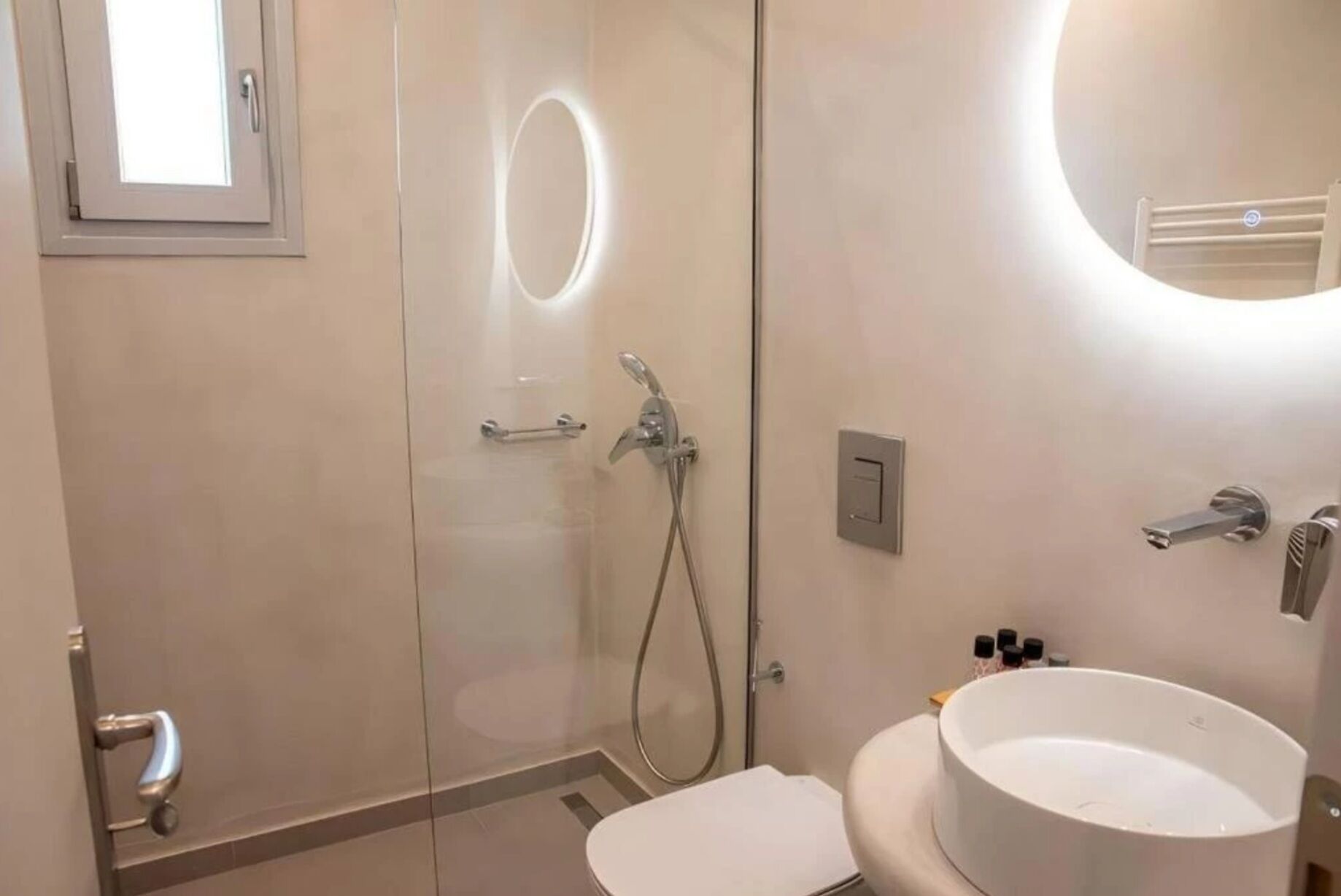 Căn hộ Cao cấp | Phòng tắm | Buồng tắm vòi sen, vòi sen thủy lực, máy sấy tóc, áo choàng tắm 
