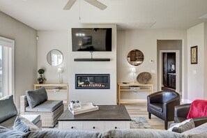 Télévision, cheminée, lecteur de DVD