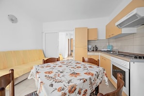 Kühlschrank, Ofen, Herdplatte, Wasserkocher mit Kaffee-/Teezubehör