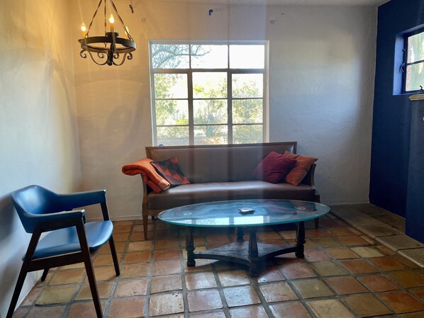 Smart TV, fireplace, books, music library