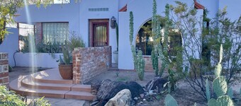 Treat Casa: Beautiful Spanish style home in historic & walkable Sam Hughes area