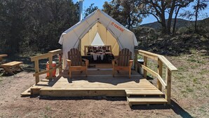 Outdoor dining - Glamping Tents 1, 2, 3 (Vanderpool)