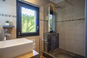 Douche, sèche-cheveux, serviettes fournies, savon