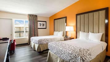 Espacio para trabajar con laptop y tabla de planchar con plancha