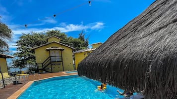 Bar en milieu de piscine
