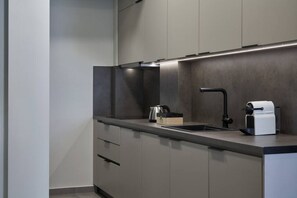 Køleskab, mikrobølgeovn, ovn, kogeplade