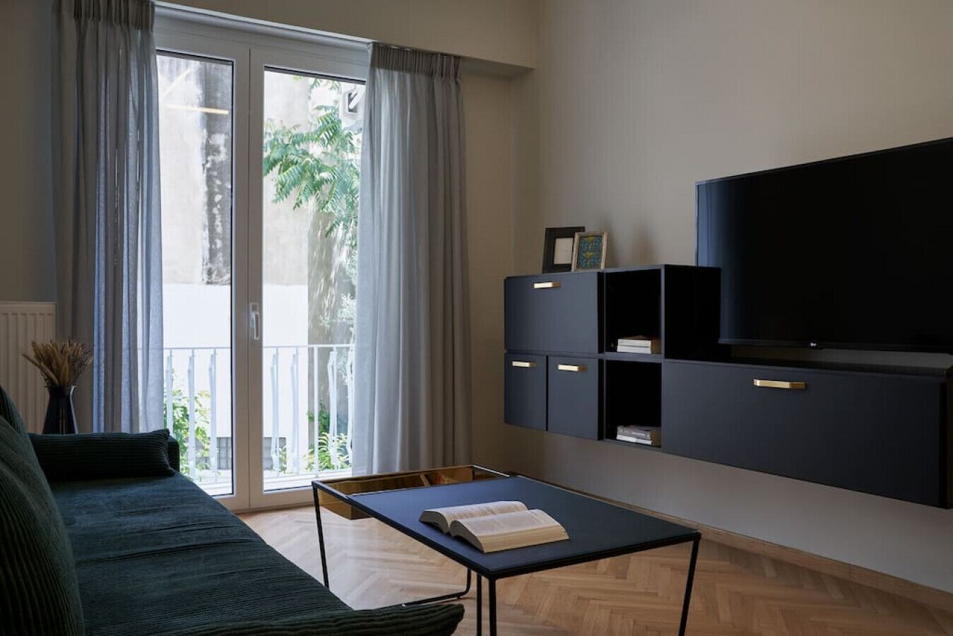 Älytelevisio, kirjoja, työhuone