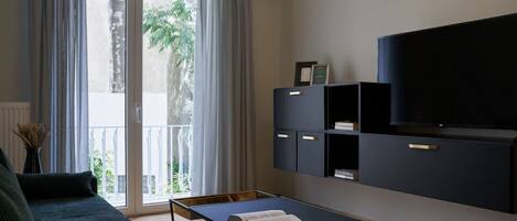 Älytelevisio, kirjoja, työhuone