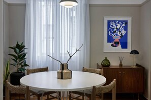 Dining - Pagrati Deco 2bd Apt (Athina)