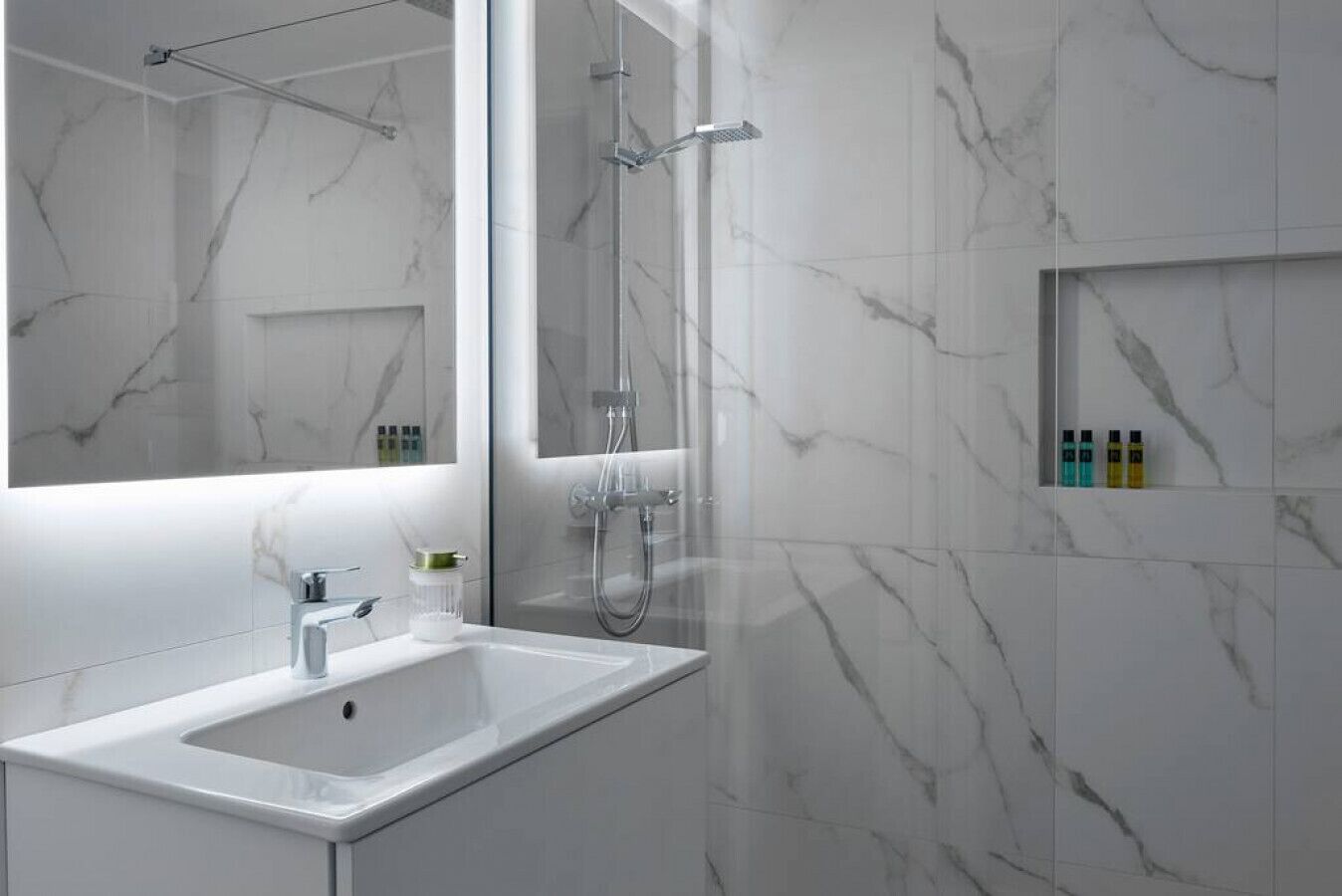 Haartrockner, Handtücher, Shampoo, Toilettenpapier