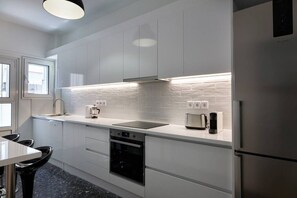 Geladeira, micro-ondas, fogão, cooktop