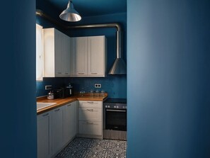 Fridge, oven, stovetop, coffee/tea maker