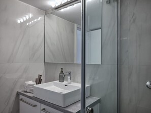 Amenidades de baño gratuitas, secadora de cabello, toallas 