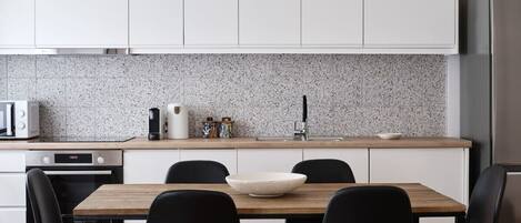 ثلاجة، فرن، موقد طهي مسطح، غسالة أطباق