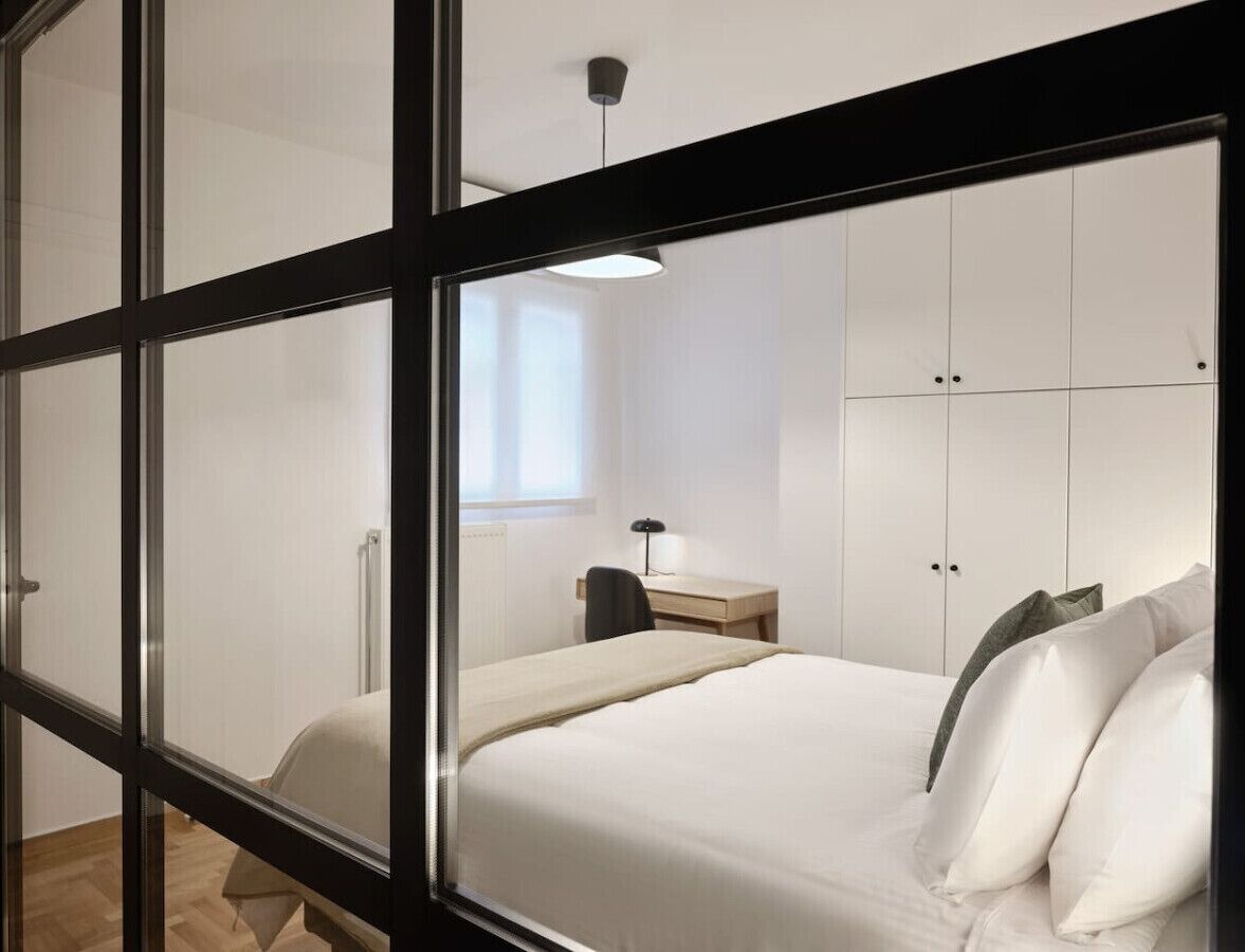 2 bedrooms, desk, iron/ironing board, travel crib