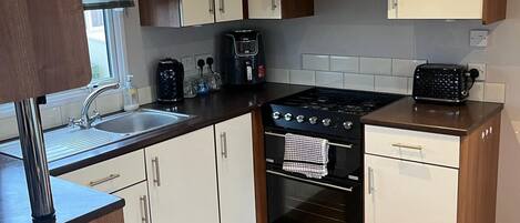 Alpehytte | Eget kjøkken | Kjøleskap, mikrobølgeovn, ovn og kokeplater