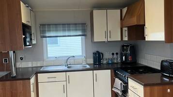 Chalet | Private kitchen | Fridge, microwave, oven, stovetop