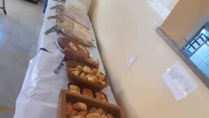 A buffet table with various baked goods in wicker baskets. - Clube Praiano (Cabo Frio)