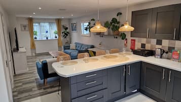 Ferienhaus | Eigene Küche | Kühlschrank, Mikrowelle, Ofen, Herdplatte