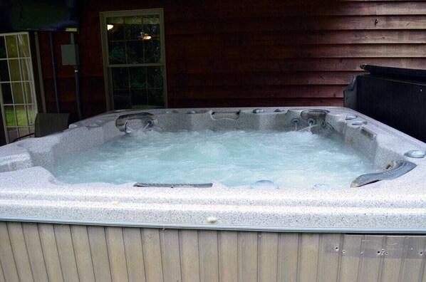 Outdoor spa tub - Massanutten Cabin - Hot Tub, Pool Table, Large Yard, billiards room (McGaheysville)