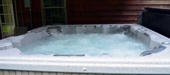 Massanutten Cabin - Hot Tub, Pool Table, Large Yard, billiards room