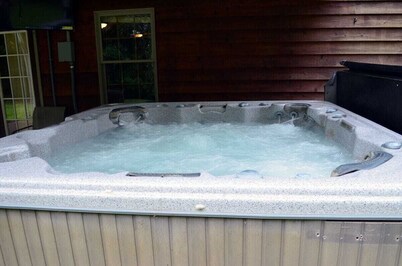 Massanutten Cabin - Hot Tub, Pool Table, Large Yard, billiards room