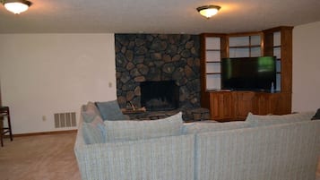 Älytelevisio, takka, DVD-soitin, pöytäjalkapallopöytä