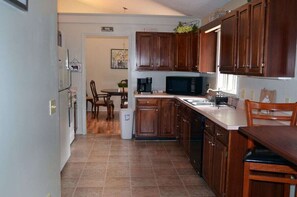 Fridge, microwave, oven, stovetop - Massanutten Cabin - Hot Tub, Pool Table, Large Yard, billiards room (McGaheysville)