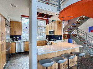 Réfrigérateur, micro-ondes, four, plaque de cuisson