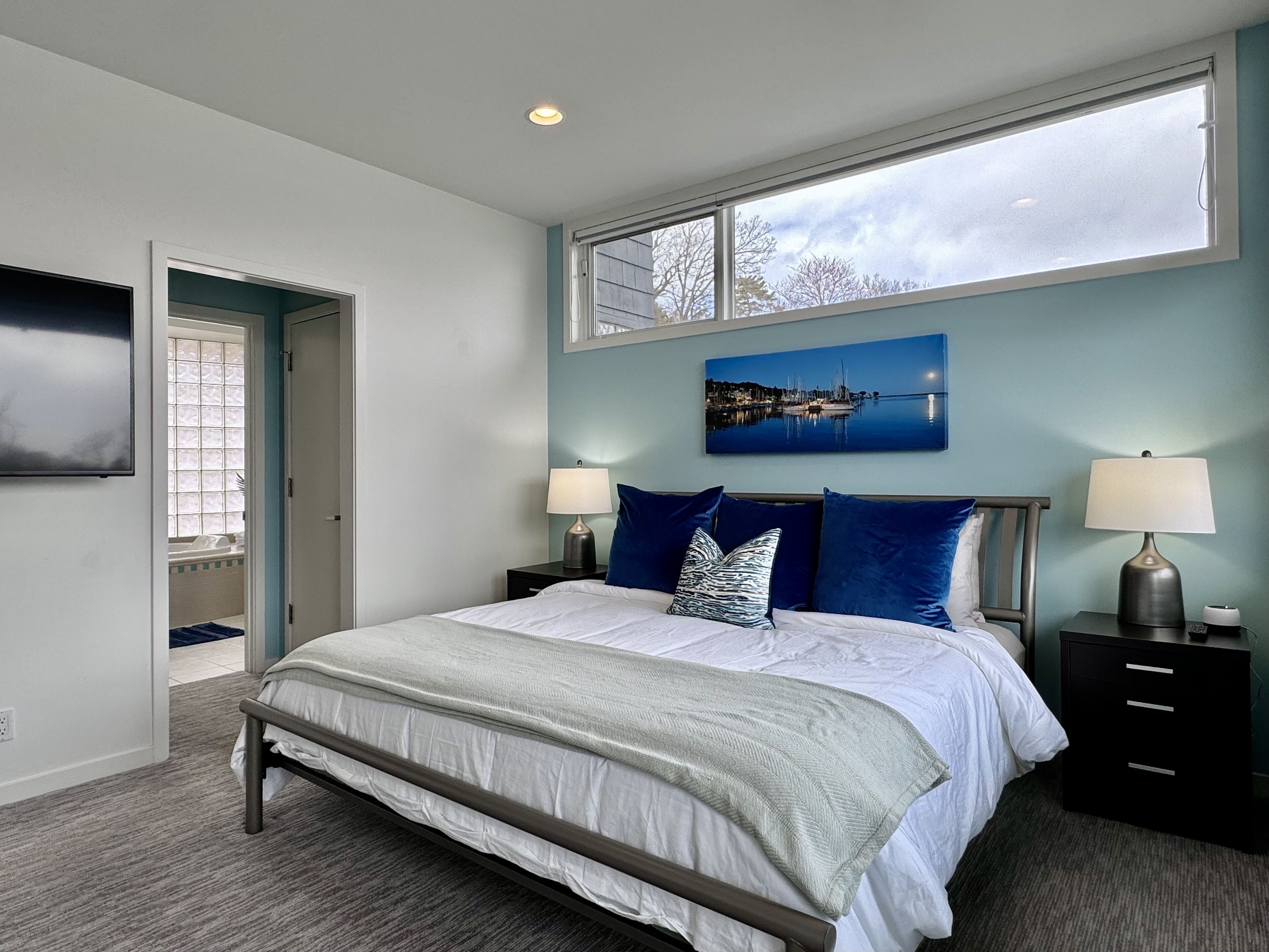 3 bedrooms, desk, iron/ironing board, WiFi (free)