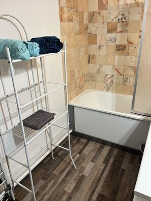 Haartrockner, Handtücher, Toilettenpapier