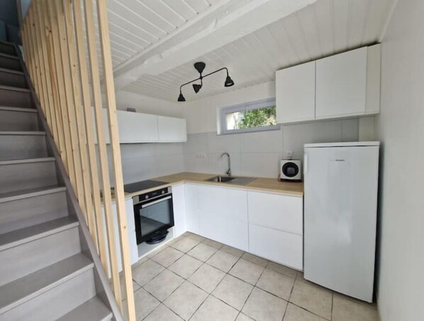 Fridge, microwave, oven, stovetop