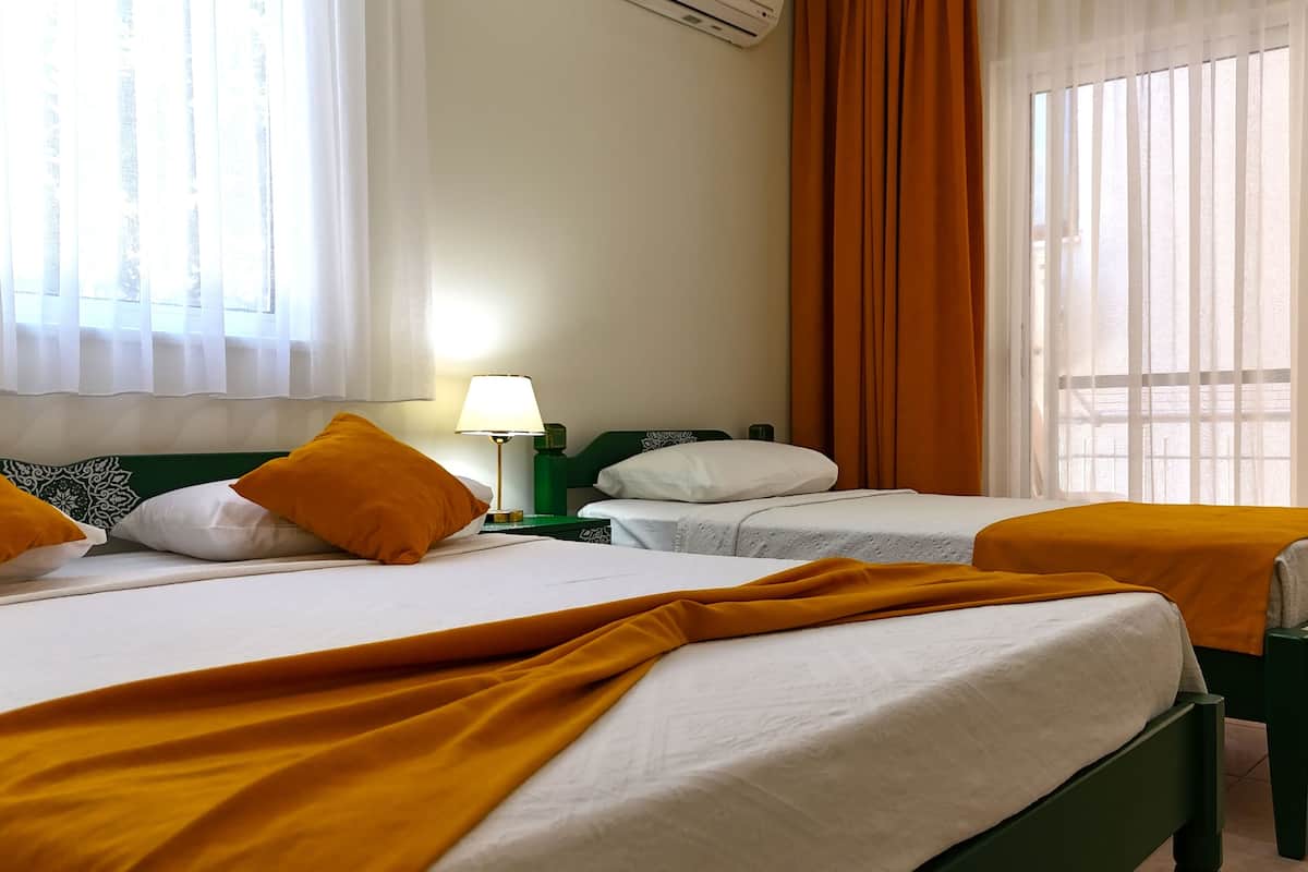 Chambre Triple Standard, vue partielle sur la mer