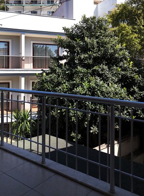Standard-Apartment, eingeschränkter Meerblick | Terrasse/Patio