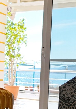 Kolmen hengen standard-huone, merinäköala | Terassi/patio