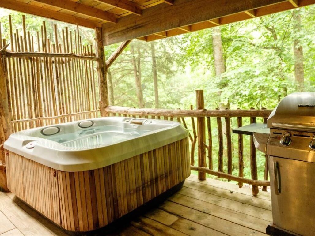 Ideal Get Away for 2. Walking distance to Natural Bridge trail and State Park!