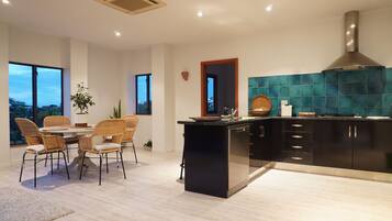 Jääkaappi, mikroaaltouuni, uuni, liesi