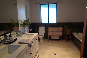 Hair dryer, towels, soap, shampoo - Tuscan Villa with a view. (Havelock North)