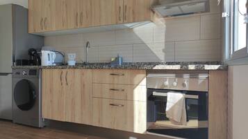 Frigorífico, microondas, horno y placa de cocina