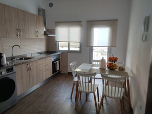 Fridge, microwave, oven, stovetop - Carmen´s House (Arico Viejo)