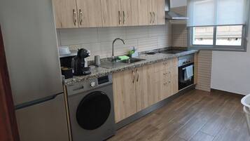 Een koelkast, een magnetron, een oven, een kookplaat